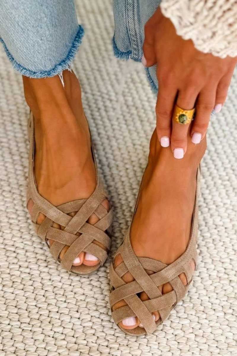 Flat sandals with open toe and crossed fabric - perlanotturna