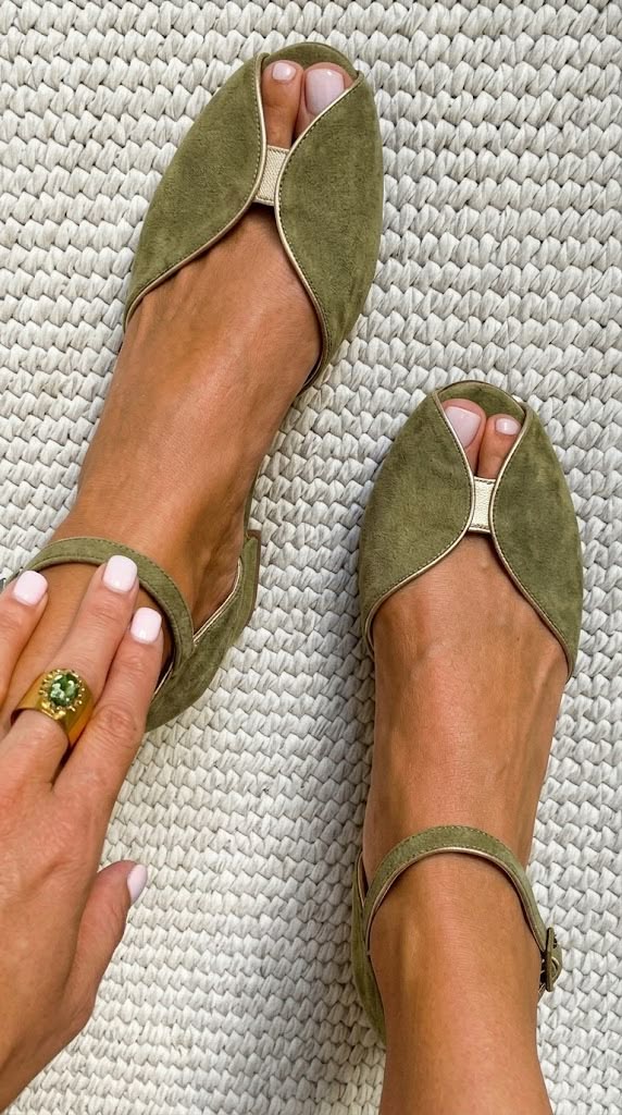 Elegant Suede Ballerinas with Metallic Accents and Open Toe - perlanotturna