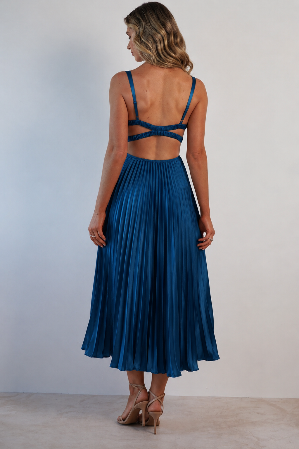 MALKA | Stylish Maxi Dress with Delicate Fall - perlanotturna