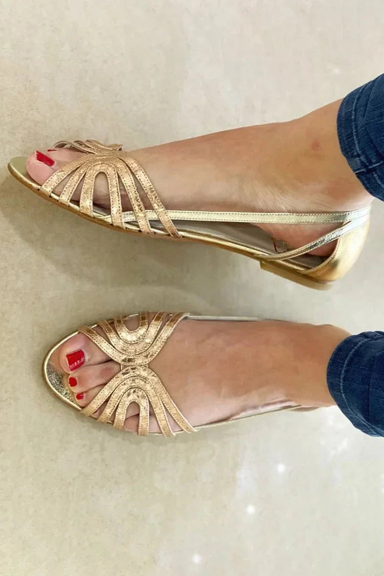Open-toe shoes with metallic reflections