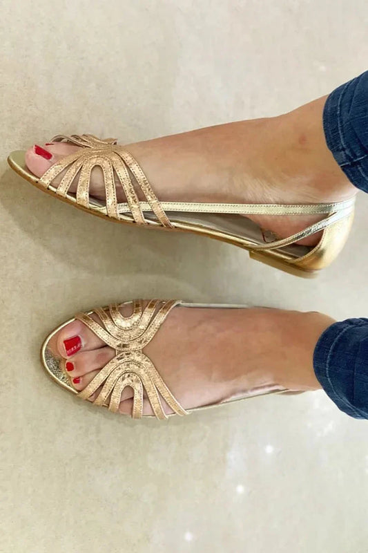 Open-toe shoes with metallic reflections
