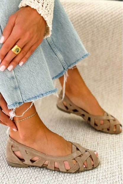 Flat sandals with open toe and crossed fabric