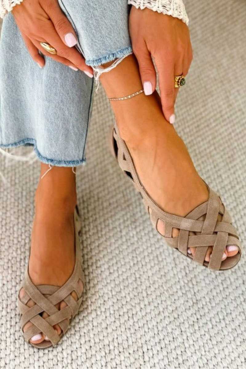 Flat sandals with open toe and crossed fabric