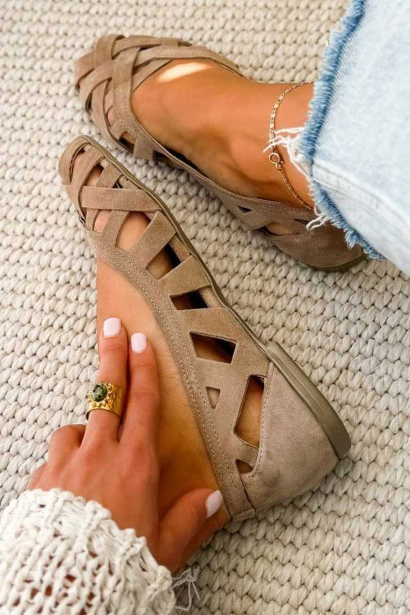 Flat sandals with open toe and crossed fabric