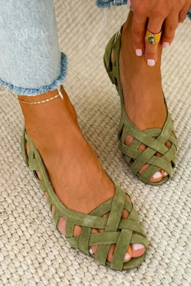 Flat sandals with open toe and crossed fabric