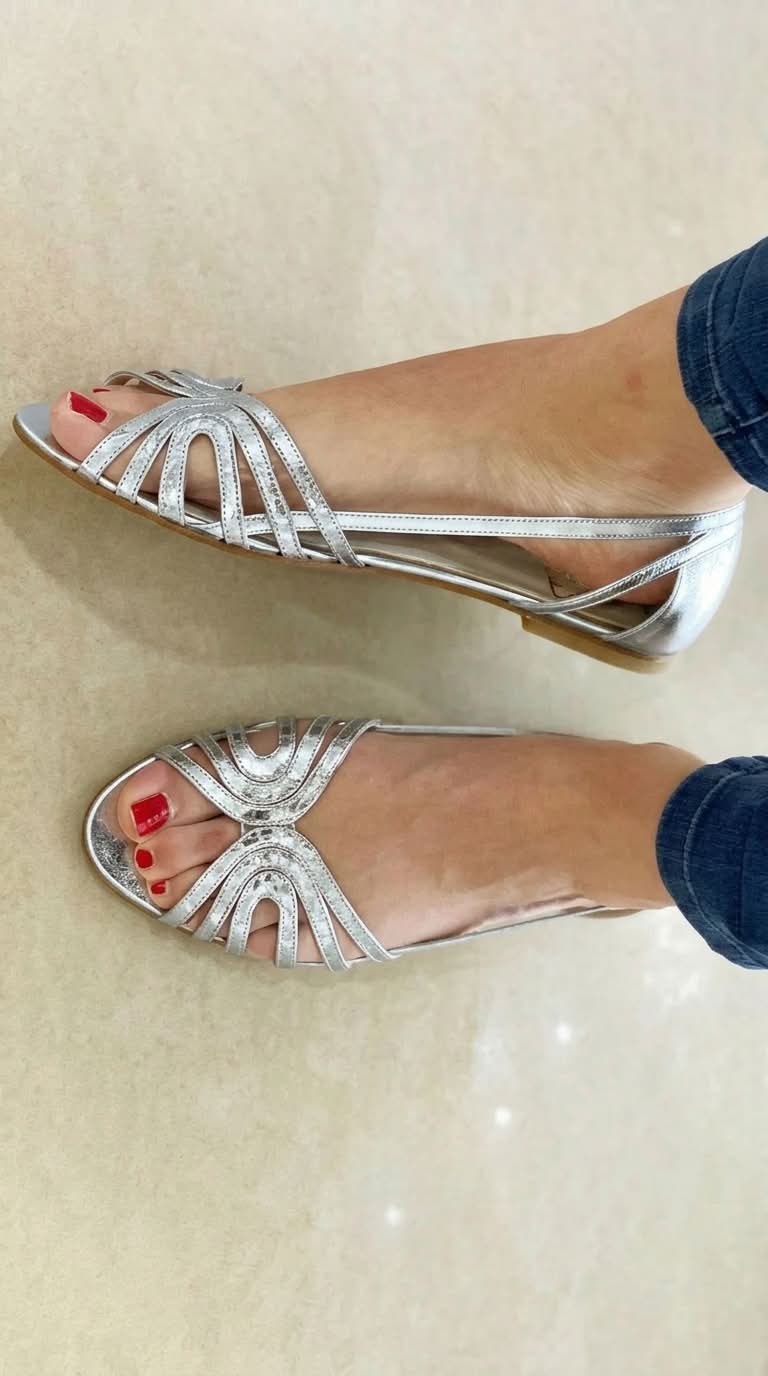 Open-toe shoes with metallic reflections