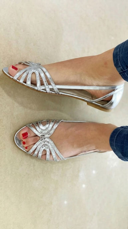 Open-toe shoes with metallic reflections