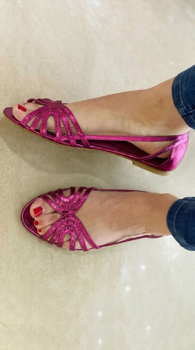 Open-toe shoes with metallic reflections