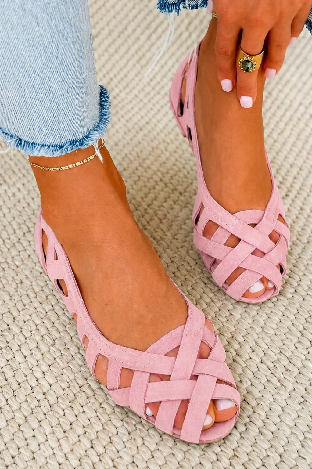 Flat sandals with open toe and crossed fabric
